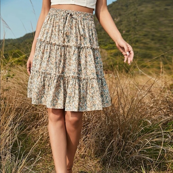 FLORAL FLOWY SKIRT - Picture 1 of 3